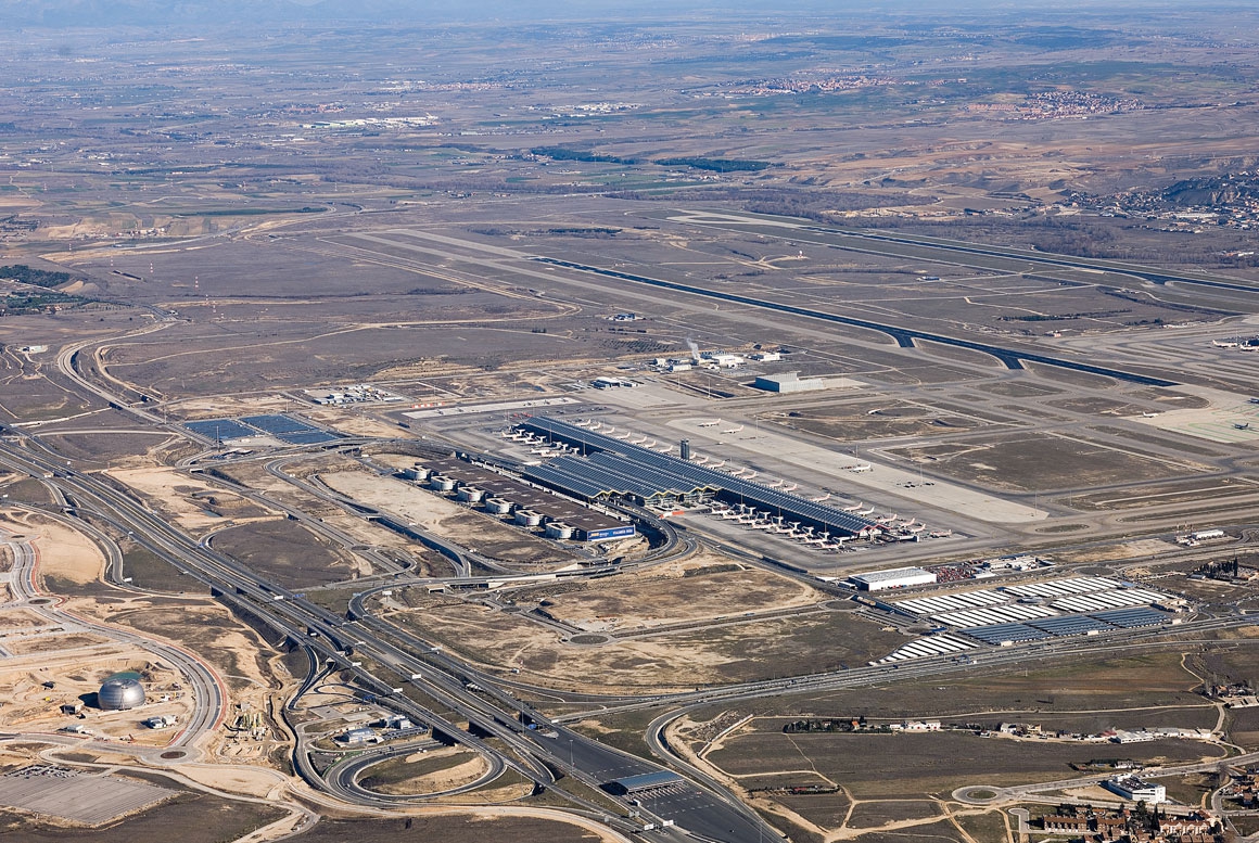 TERMINAL T-4 AÉROPORT INTERNATIONAL ADOLFO SUAREZ MADRID - BARAJAS 