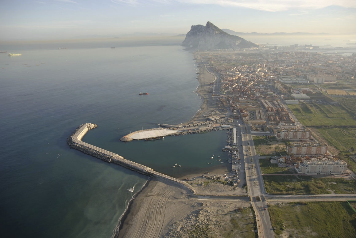 PUERTO DE LA ATUNARA EN LA LÍNEA DE LA CONCEPCIÓN, CÁDIZ