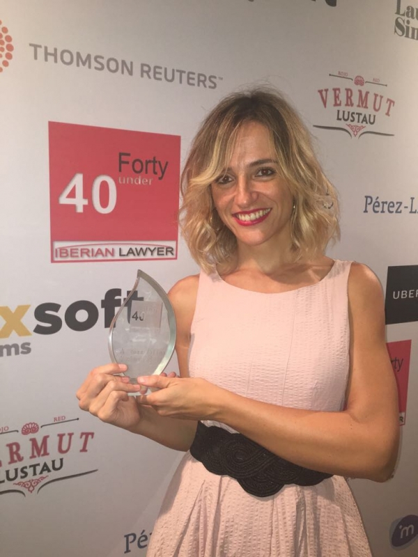 &Aacute;ngela L&oacute;pez Molina receives the special award at the Biannual 40 under Forty Awards