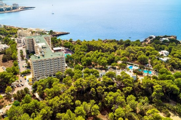 SANJOSE ampliar y reformar el Hotel Cala Grai en Ibiza