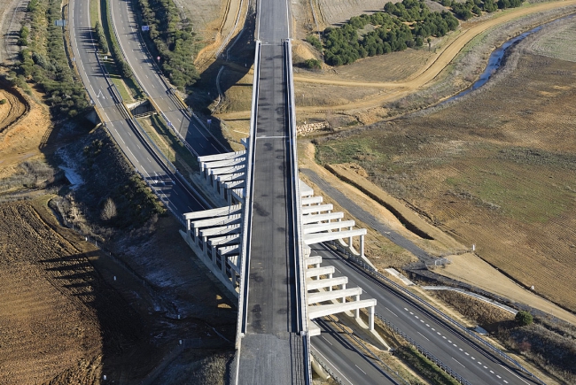 NORTH-NORTHWEST SPANISH HIGH SPEED RAILWAY LINE STRETCH CEA RIVER - BERCIANOS DEL REAL CAMINO, LEON